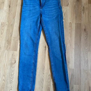 Jeans - Säljer ett par jeans i storlek M ifrån gina tricot, dom är aldrig använd pågrund av fel storlek. (Dom har legat i garderoben ett tag det är därför dom är lite skrynklig)