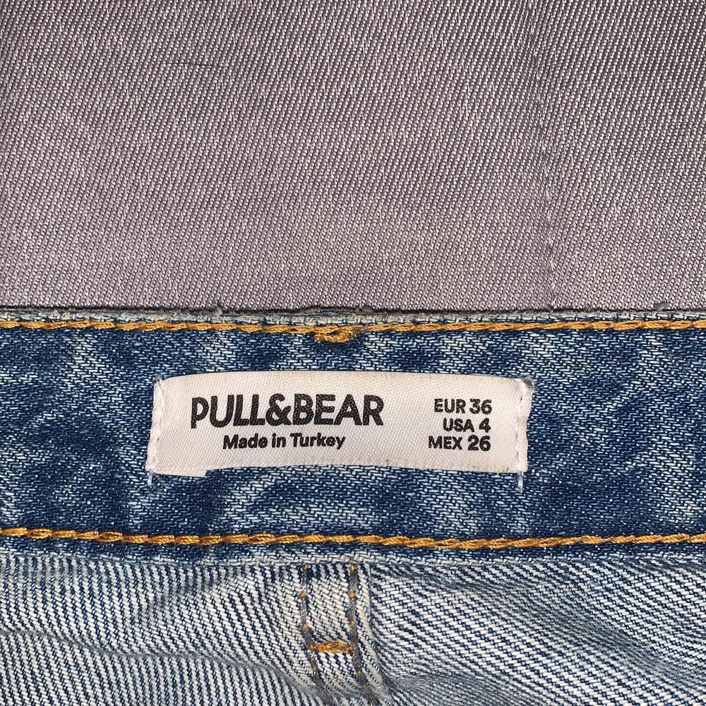 Säljer mina Jeans från pull&bear de är lite för stora. De är storlek 36.. Jeans & Byxor.