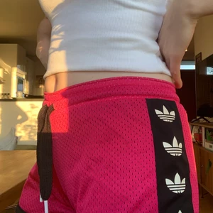 Rosa shorts Adidas - Ett par rosa Adidasshorts i fint skick. Storlek S. Frakt ingår!