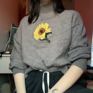 Stickad polotröja - Jättesöt stickad polotröja med broderi av en solros :) one size men passar mig perfekt som brukar ha M. Stretchigt material 