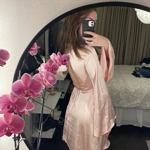 Klänning - Klänning från Hanna schönbergs kollektion med na-kd. Aldrig använd! 💕