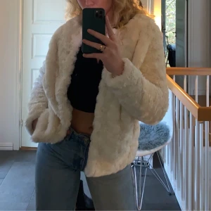 Pälsjacka - Säljer denna mysiga, mjuka pälsjackan från saint tropez i storlek s, perfekt nu när det är lite kallare!🌟 helt oanvänd!