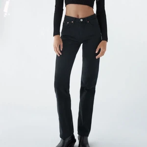 Zara jeans - Svarta mid rise straight jeans som ej kommer till användning. Storlek 36 men passar även en 34. Tror ej dessa säljs längre, men är osäker. Står ej för frakten 💕budning pågår, köp dirket för 300
