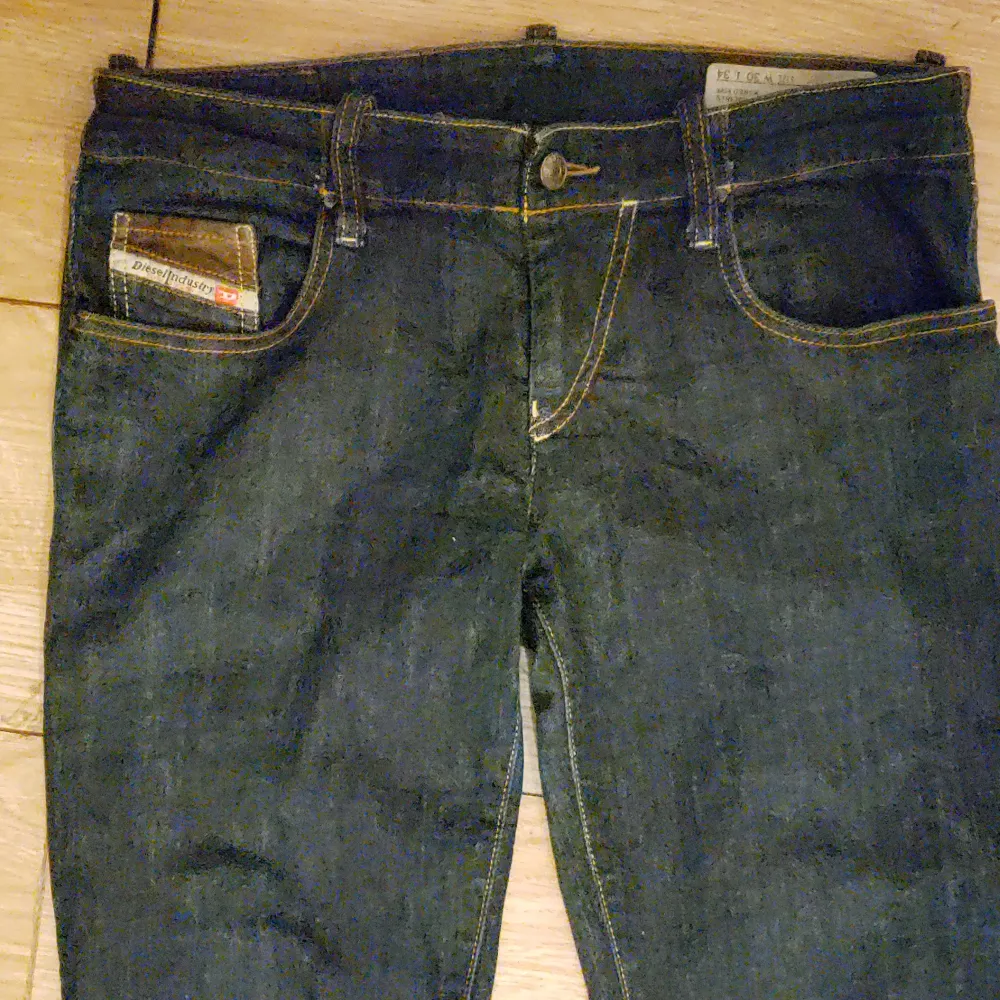 Mörkblå Diesel jeans storlek 30/34. Dom är använda en endaste gång. Kostade nästan 1900kr... Eventuellt tillkommer frakt.. Jeans & Byxor.