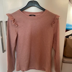 Volang tröja - Gammalrosa färg, volanger på axlarna. St L, passar s/m