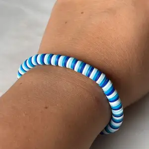 Super fint och trendigt armband i olika blåa nyanser och med en vit färg i. Ingår spänne och ringödlor så man kan justera det efter önskan. 