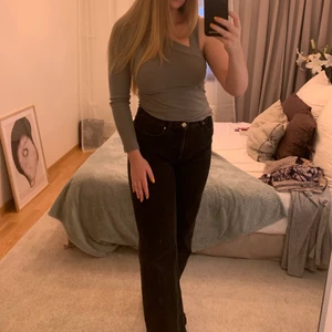 Grön grå topp från nelly - Snygg topp från nelly trend, oanvänd. Älskar färgen och så skönt material. Stretchig så passar allt från s till l.