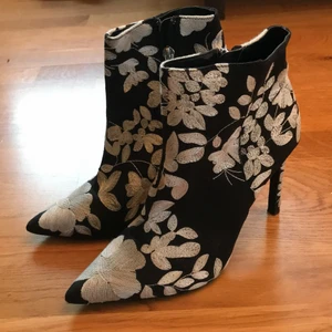 Zara boots med klack i strl 37 - Asballa skor som jag har använt ca 5 gånger.