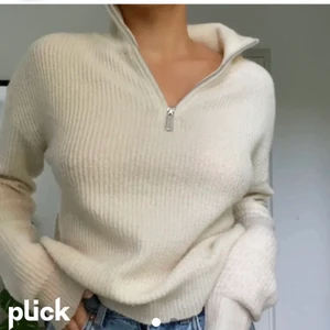 Zip hoodie - Superfina zip up från bikbok! Helt slutsåld! Lånade bilder💕💕 Storlek XL men jag skulle absolut inte säga att det är en XL, jag har xs/s och den passar mig perfekt!❤️