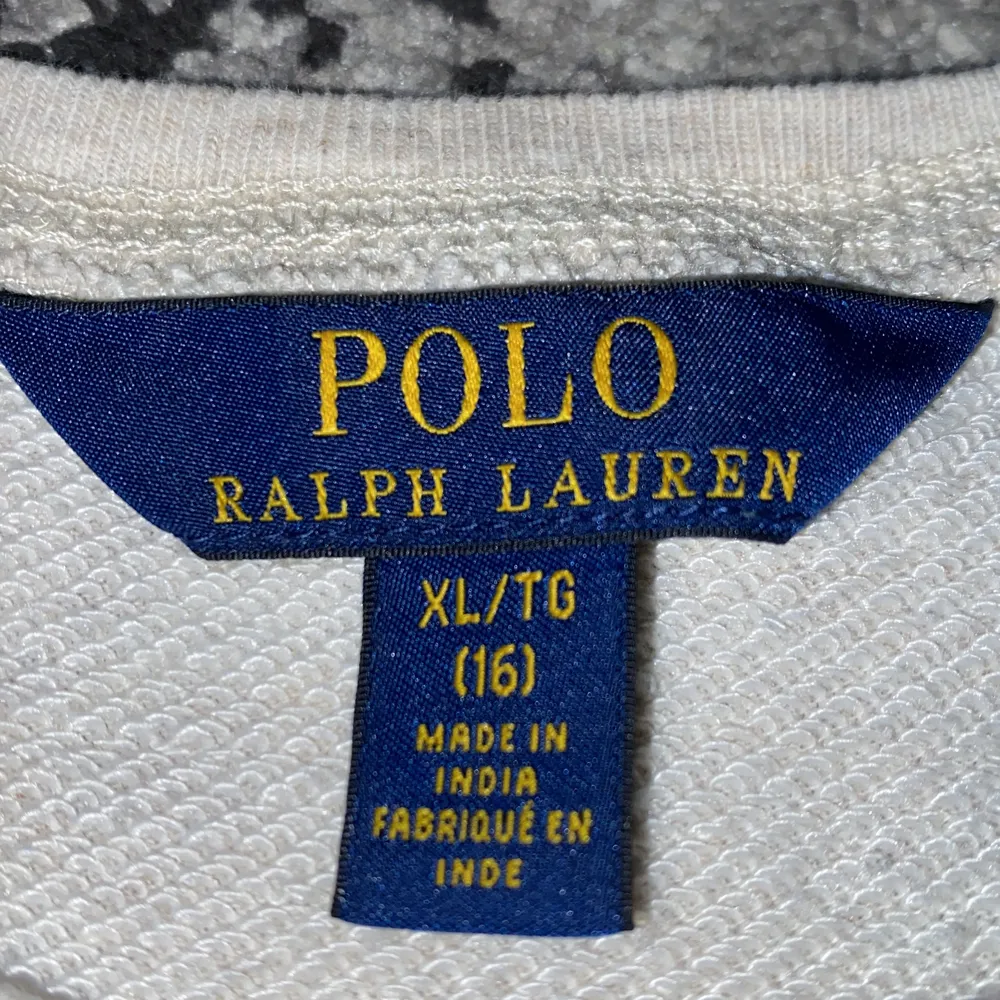 En skit snygg Ralph Lauren tröja, som är i ett jättebra skick och har nästa aldrig används. Den är äkta! Och köptes för 999kr ✨ Tröjans storleken är i 16 år, men skulle säga att den även passar åldrarna mellan 11-16 år.   . Tröjor & Koftor.