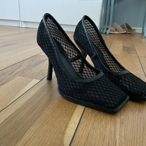 Klackar  - Snygga nätade klackar från NA-KD. Ca 8cm hög klack. Storlek 37,5 ish