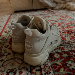 Buffalo Colby stl 36 - Säljer mina Buffalo - Colby gräddvita sneakers med platåsula i stl 36 som inte går att köpa längre.   Använda en sommar.   Nypris: 1154 kr   Mitt pris: 300kr  Hämtas i Stockholm! :)