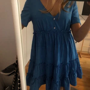 Zara klänning  - Säljer denna jättefina klänning från zara, inte använd mer än 3 gånger i somras💕🌸skriv för frågor eller funderingar. Om flera blir intreserade buda i kommentarerna🌟