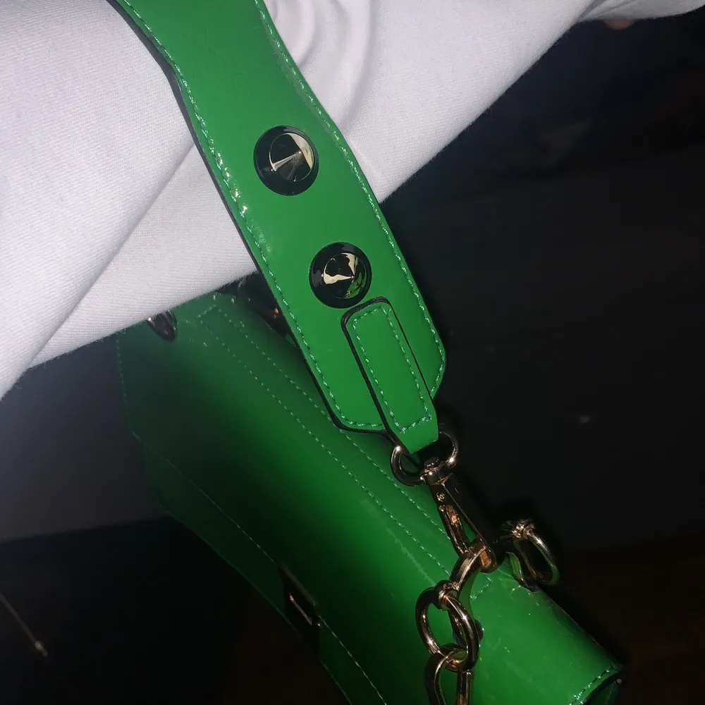 Säljer denna gröna väska den e knappt använd ❤️. Väskor.