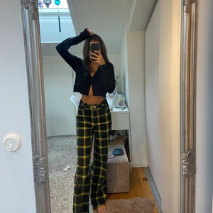 Rutiga byxor - Super coola byxor som tyvär är lite förstora för mig. Byxorna är i storlek 32 men skulle nog snarare säga att de är en 34-36. Kan mötas i Stockholm och annars skicka på posten💗💗