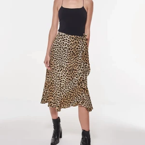Leopard kjol, M - Slutsåld kjol från Gina tricot! Använt den väldigt få gånger så är i nyskick. Då den har knyte och ett barn som är straight passar den väldigt många. Kommer ha budgivning om många är intresserade!💗