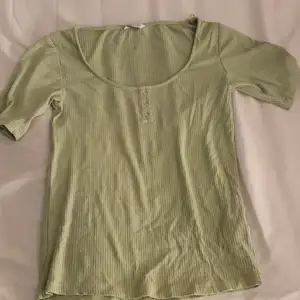 Fin ljusgrön ribbad t shirt från cubus:) stolek xs men är jätte stretchig, passar mig som har m<3