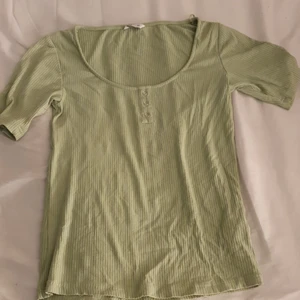Sage green top - Fin ljusgrön ribbad t shirt från cubus:) stolek xs men är jätte stretchig, passar mig som har m<3