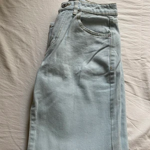 Blåa jeans - Ett par ljusblåa mom jeans från Boohoo som är lite förstora på mig och därför aldrig använda, de är i storlek 34 och petite🤎 