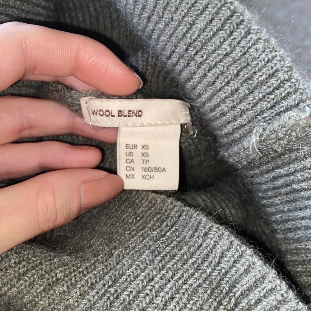Grön/grå stickad oversized tröja från H&M trend i wool blend (materialet kan upplevas som lite ”hårigt”). Storlek XS, orginalpris 599 kr säljer för 300 kr varav frakt är inkluderat!. Stickat.
