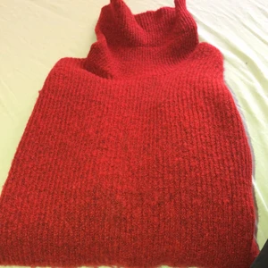 Stickad tröja  - En super söt röd stickad tröja, använd två gånger men inte kommer till användning❤️super söt att ha under julen🥰 är du intresserad är det bara att kontakta mig❤️