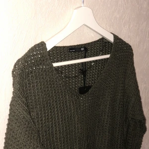 Grön Stickad Tröja - Grön tjockare stickad tröja. Superhärlig till hösten & fint urringad!                                                                                  ‼️HELT OANVÄND‼️ Nypris 150 kr.                              Köparen står för frakten! (Förslaget fraktalternativ nedan.) Även hämtas i Frändefors.                                                                                                                                                           