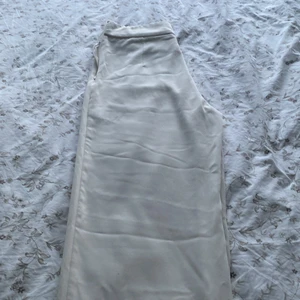 Vita kostym byxor - Bästa kostymbyxorna från Bikbok, använt ett tal gånger och nu är de för små. Man hittar aldrig fel på de.