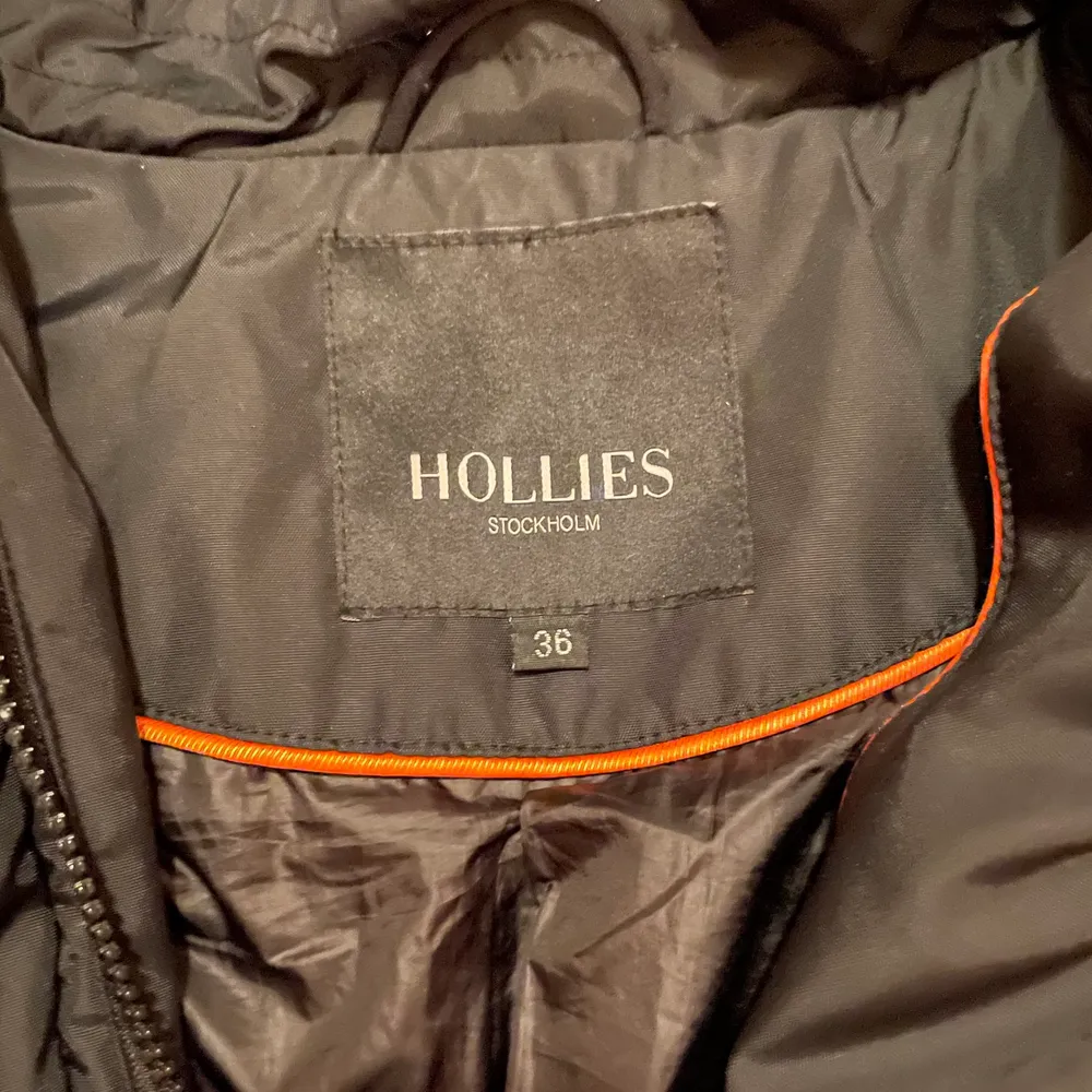Hej! Säljer denna Hollies jacka då den inte kommer till användning. Super varm vinterjacka med en avtagbar päls. Har endast använt den ett fåtal gånger och ser så gott som ny ut! Säljer endast för 3000kr !. Jackor.