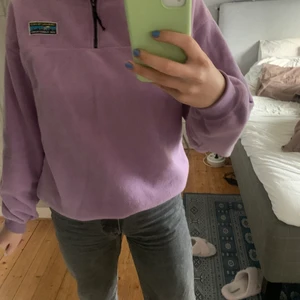 Urban Tears - Fin lila flis tröja, super skön nu till vintern när man vill va ute mycket!!😋⚡️ Tröjan är XS men passar mig som brukar bära small och medium i vanliga fall!!