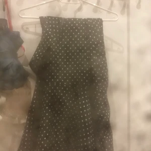 Långprickig kjol från Gina tricot - Lång svart kjol med vita prickar samt voalnger från Gina. Köpt förra sommaren. Nyskick. Så fin. Men kommer ej till användning. Är 169 cm o är maxilång på mig. Strl 38. Köpt för 299.