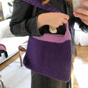 Virkad handväska - Handvirkad handväska av mig. Har så många så säljer någon. Några lösa trådar på handtaget som säkert går att fixa lätt. 100% bomull.