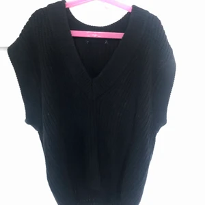 svart stickad väst  - svart stickad väst som jag tror är ifrån ginatricot (har klippt bort lappen) 