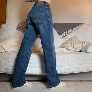 Baggy Jeans - Säljer dessa coola baggy jeans med en 86cm midja och 81cm innerbenslängd - storleken står inte men uppskattar dem till M-L💙 Jag på bilderna är 172cm lång och brukar ha storlek 38/W28/S-M❤️