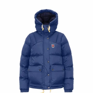 Fjällräven jacka! - Säljer nu min fina fjällräven jacka som jag köpte förra året. Den är väldigt sparsamt använt och väldigt fin. Jackan är i storlek M men jag kan ha den som oftast har S❤️