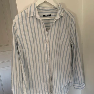 Gina tricot  - En helt vanlig randig skjorta, säljer pga att jag inte använder den längre!!