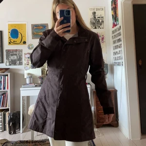 Figursydd jacka - Brun figursydd jacka i storlek s från JH COLLECTION by Hööks! Den är super skön och håller en varm!❣️❣️ Buda gärna!