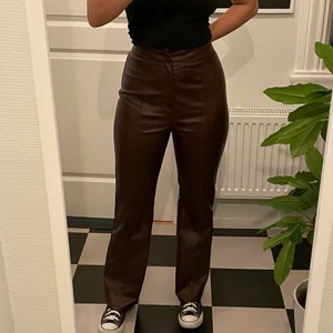 Bruna Läderbyxor  - Stolek 38 men lite för stora för mig. Jag är 162cm. 