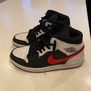 Air Jordan 1 Mid Chile Red White - I fint skick, inte använda många gånger