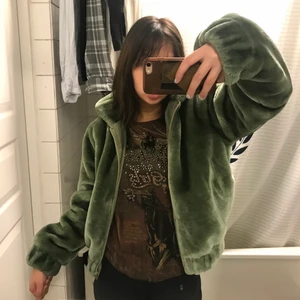 grön - supa cute jacka i grön sammet! så varm och mjuk perfekt nu till hösten🌳🌳 typ använd två ggr!! 