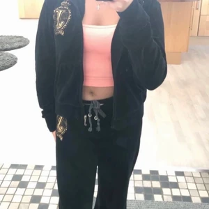  juicy couture  - Hej, säljer nu mitt fina juicy couture sett som inte kommer till användning då jag köpt ett nytt i den nya modellen. Detta är den gamla modellen men super fin, i färgen svart och till ett bra pris, 400 +frakt 😍 super fin nu till vintern/hösten hör av er vid intresse fler bilder osv pris kan diskuteras. Det är i storlek M men ja skulle säga att det är S jag själv som har S tycker att den passar super bra 💗
