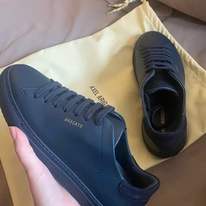 Axel Arigato skor - clean 90 - Köpte precis dessa assnygga (!!!) arigato skorna som tyvärr är för stora😩 De är därför i splitternytt skick och endast provade en gång! Modellen är clean 90, färgen navy - dustbag ingår☺️  Skriv privat om ni har frågor eller vill ha fler bilder 🤍