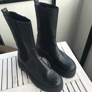 Stövlar från Pavement, stl 39(små i stl) - Säljer nya stövlar (köpta förra vintern) från Pavement med lite högre sula. Knappt använda, stl 39 dock något små i storlek. Perfekta om man har 38. Nypris: 999kr. Kan mötas i Stockholm eller Örebro, annars står köparen för frakten. 