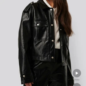 Fake Ormskinn jacka - Nästan aldig använd. Väldigt fin!!!