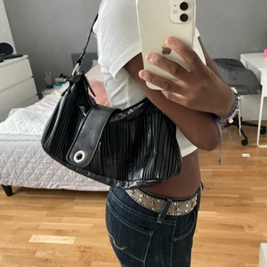 Svart handväska  - Köpt secondhand men tyvärr inte kommit till användning. Får plats med mycket och enkel att hålla i.