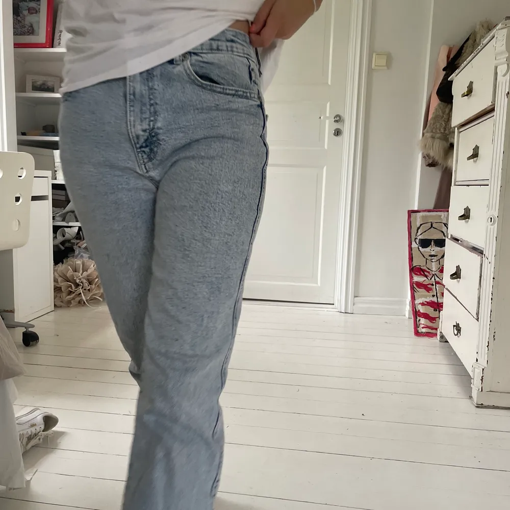 Jeans från pull & bear i straight modell. Aldrig använda då de är lite för små. Passar bättre på någon som är en 34. Jag är en 36. Skriv privat vid frågor. Köparen står för frakten. Jeans & Byxor.