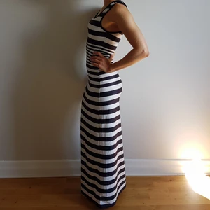 Svartvit, randig långklänning, storlek  - Svartvit, randig långklänning, storlek S, i stretchigt material.