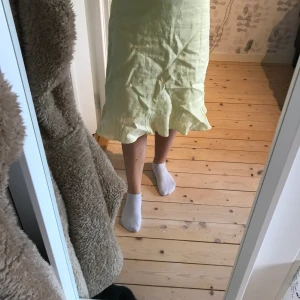 Kjol - Gul ganska lång kjol. Behövs strykas innan användning är rekommenderat.