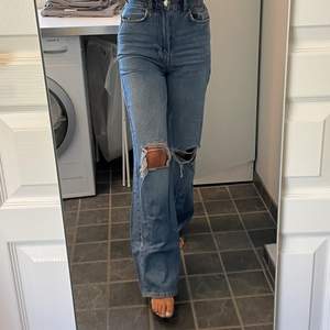Säljer dessa snygga jeans från Gina tricot i modellen Idun Wide jeans!! Storlek XS men passar även mig som har S! Nypris 599, mitt pris 299⚡️🧡 endast använda ett fåtal gånger, har slits lite där bak vid hällarna men det är inget man tänker på!