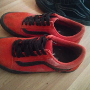 Vans PRO - Lite slitage använda endast med bräda. Följer med extra par orange skosnören. 