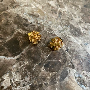 Tory Burch Örhängen  - Örhängen från Tory Burch i nyskick! Säljer på grund av att jag inte längre använder dom.. 🥰 Köpta på Jonhells .
